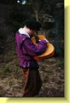 Hortensio tunes his guitar